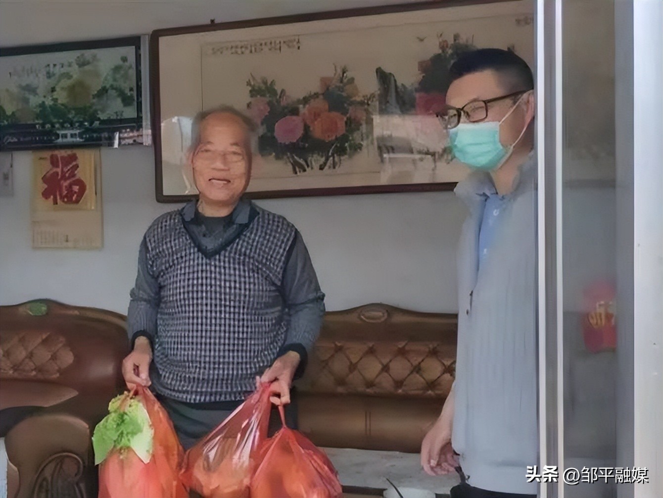 党员走进扶贫户送温暖活动,在职党员进社区爱心超市送温暖