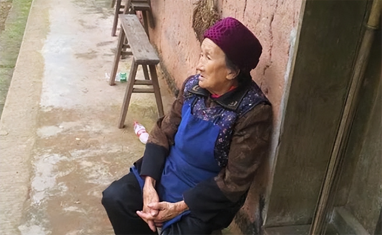 漂亮寡妇偷吃“*果禁**”，携19岁小伙隐居深山50年，创造了人间奇迹