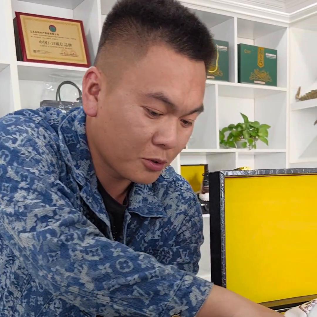 今天来照顾我们鳄鱼先生的生意！定制一双42号皮鞋，礼尚...