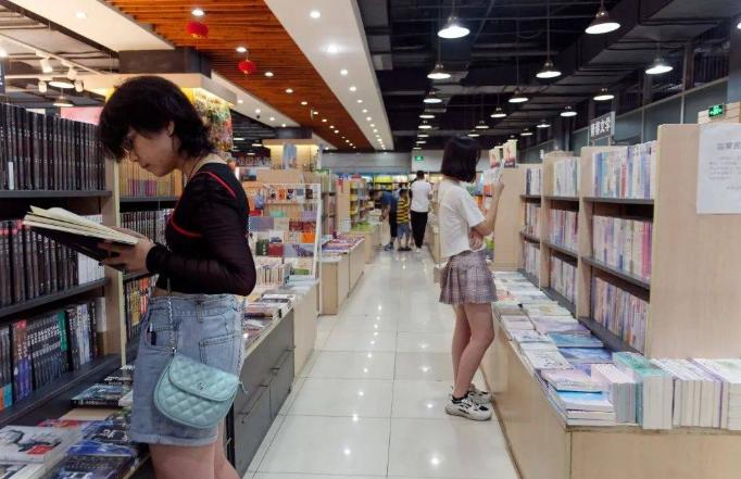 顾客只吹空调很少买书，开在黄金地段，新华书店靠什么赚钱？