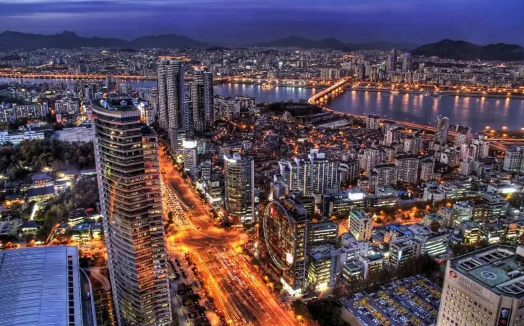 *春卖**爱国、*拍偷**成瘾、贪腐泛滥,怪像频出的韩国,究竟有多魔幻?