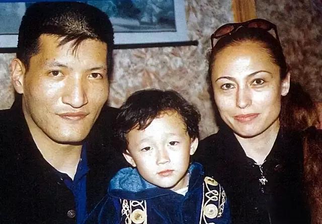 男篮三大中锋的爱情：姚明娶初恋，王治郅二婚，巴特尔娶二婚妻子