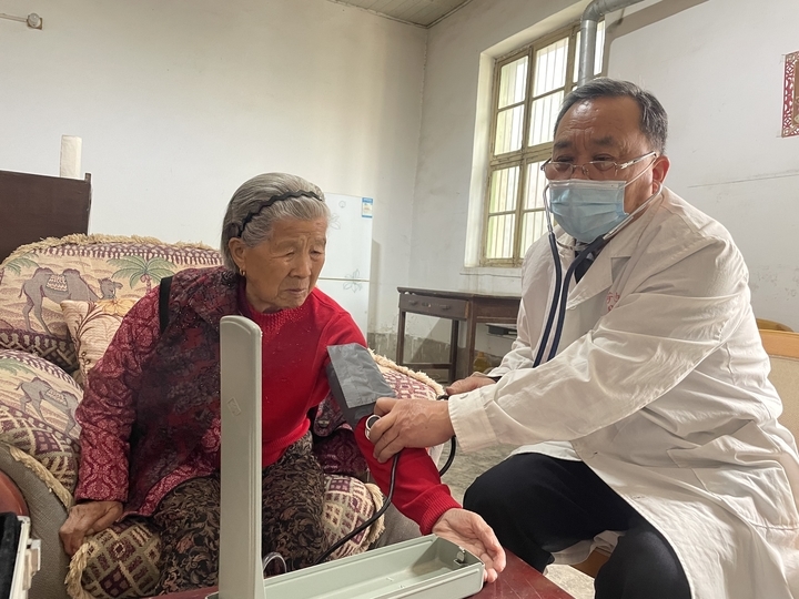 七旬村医为9个村民免费看病47年,为老百姓免费看病