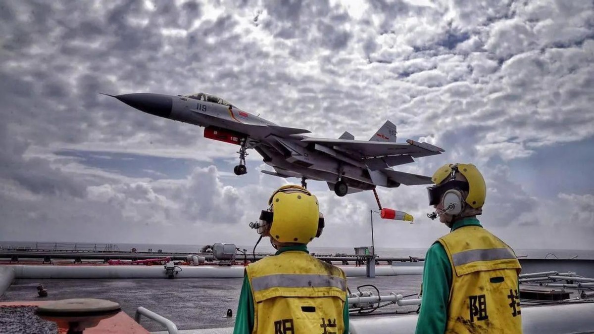 歼15是最差的俄军战机复制品？中国舰载战斗机歼15性能如何？