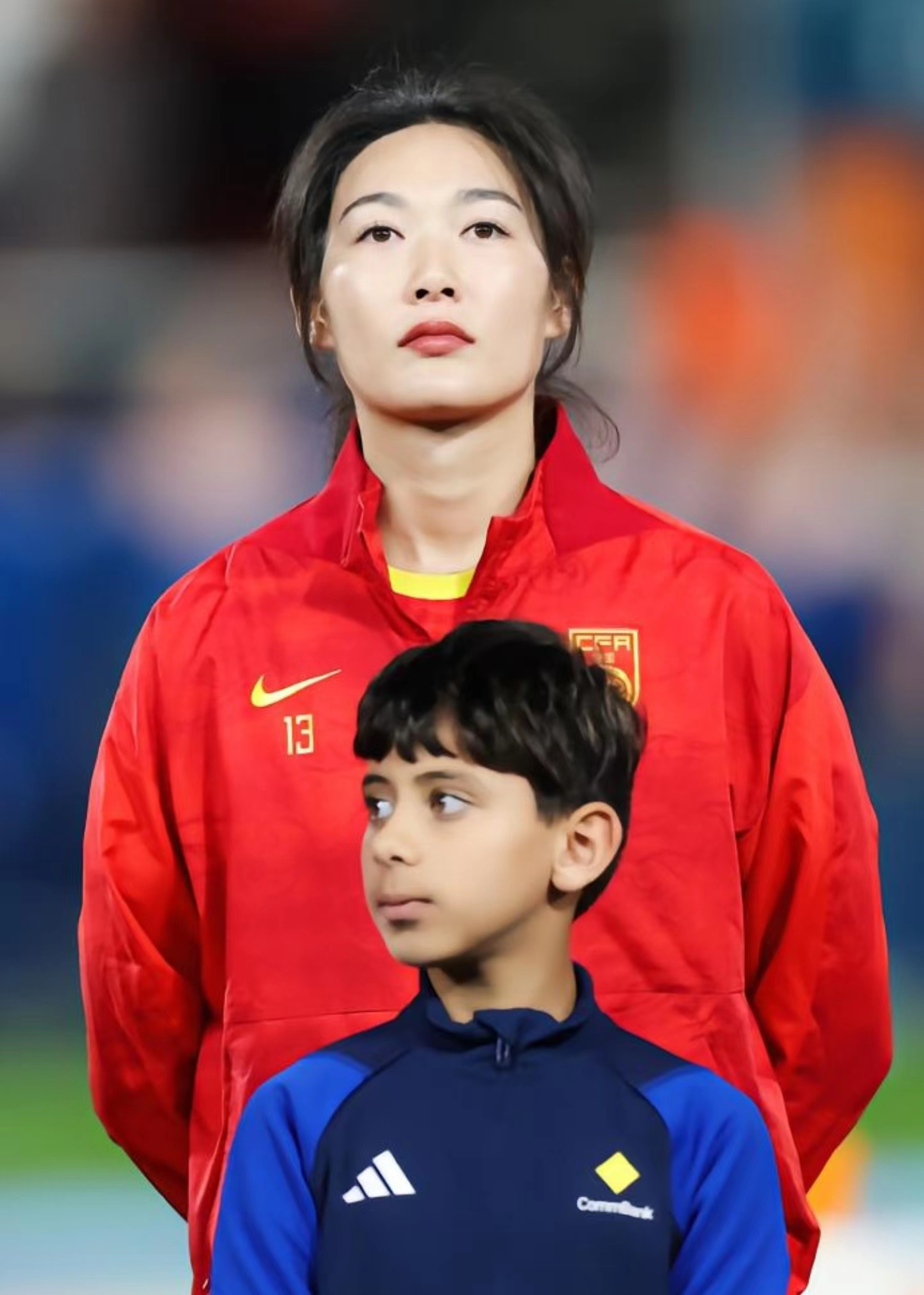 太美了！女足女神杨莉娜穿晚礼服亮相：杨莉娜被称为女足江疏影