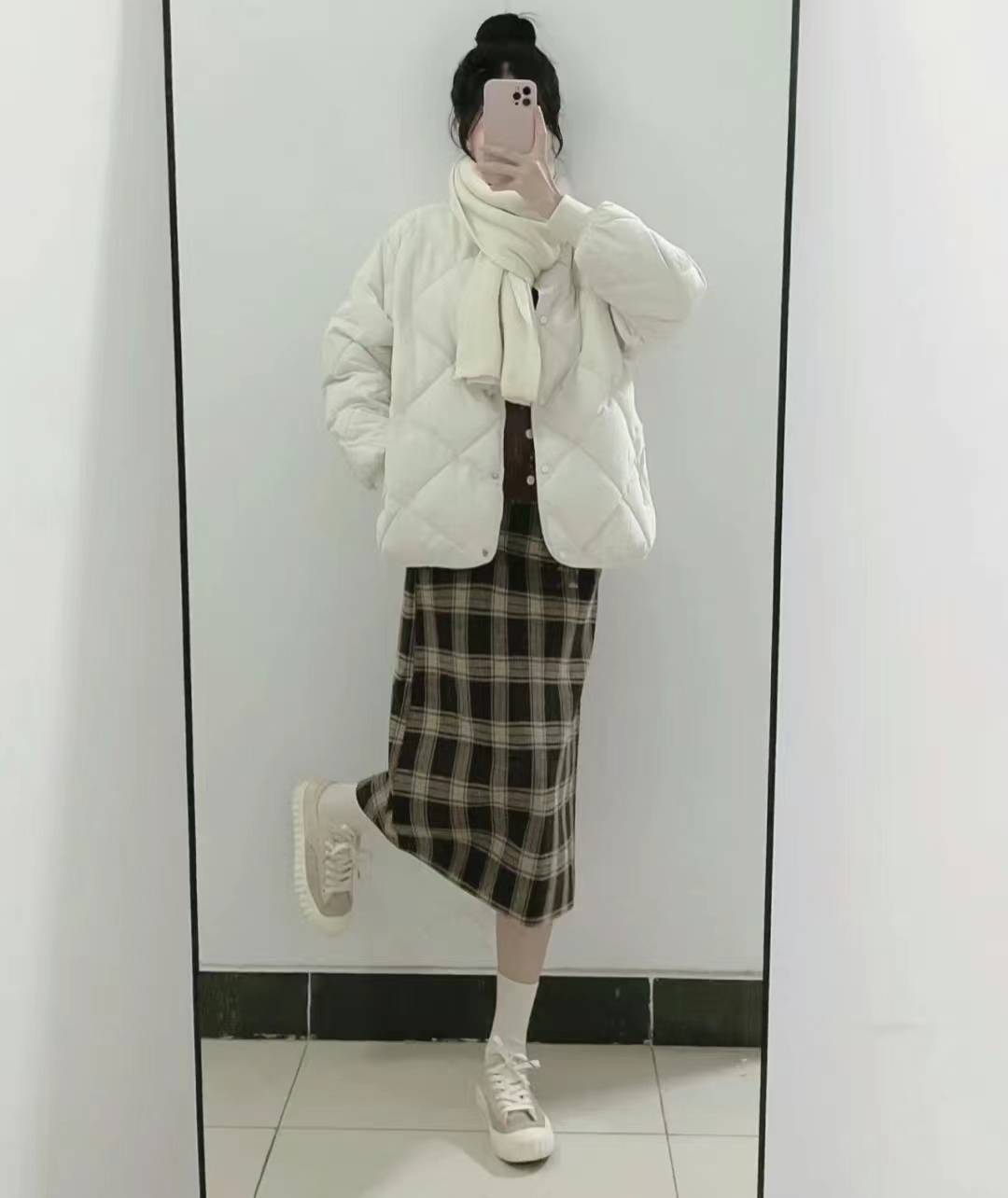 短款白色羽绒服的最佳搭配半身裙,羽绒服搭配哪些裙子才时髦