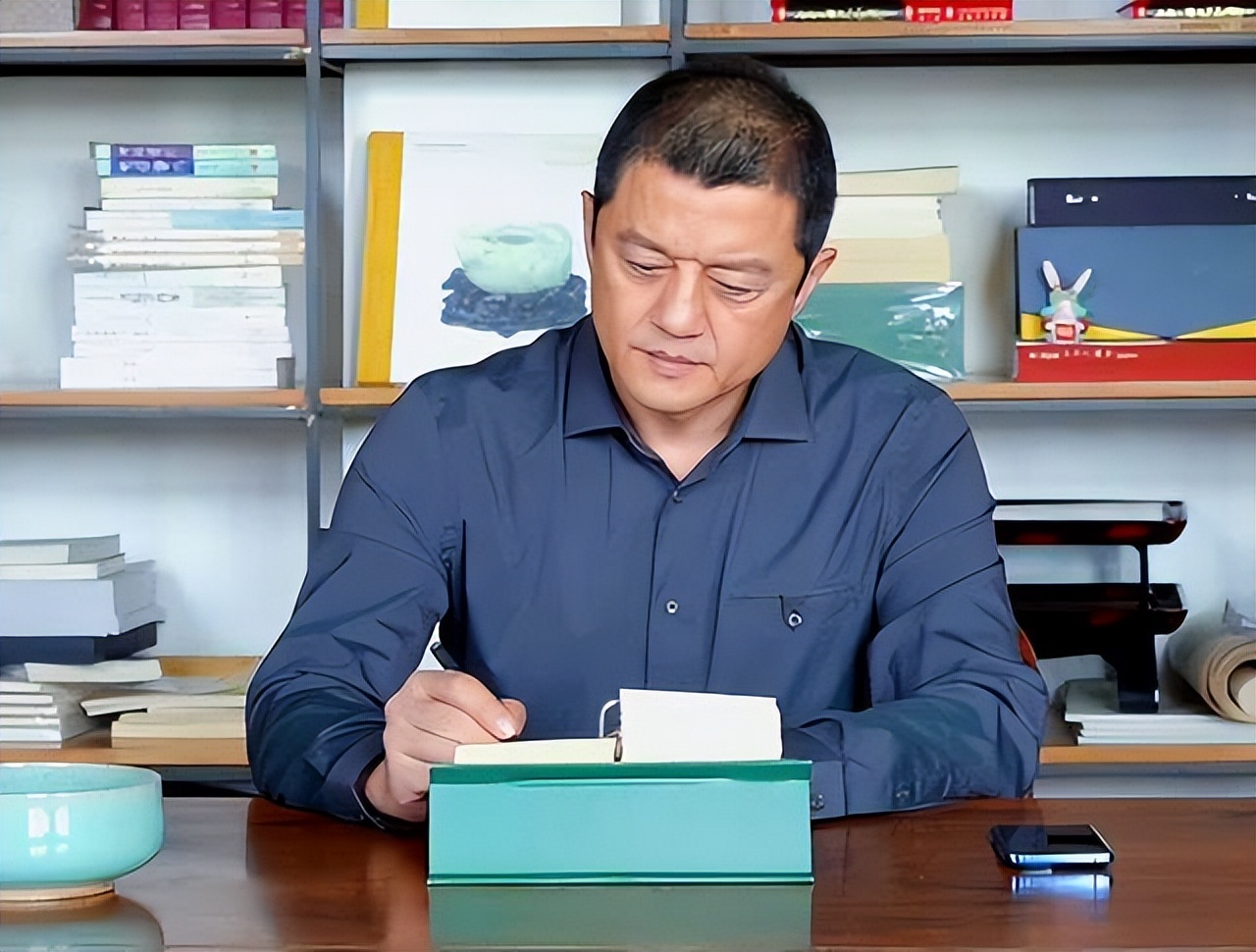 卖豪宅还债？李亚鹏全家搬离市中心豪宅，到郊外房子居住全力赚钱