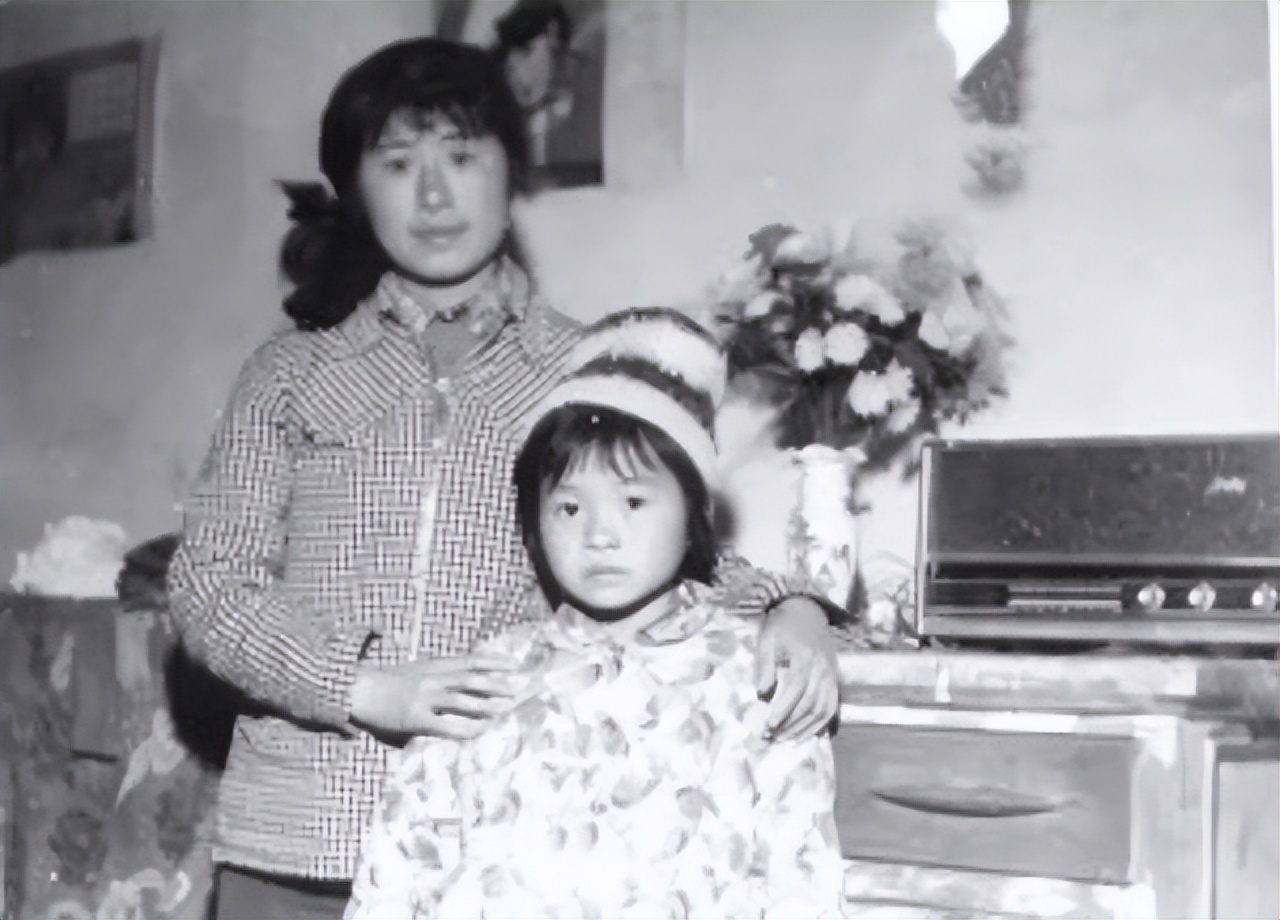 老公娶保姆，独女自杀，坐牢18年出狱后扫厕所，80岁赚千万翻身