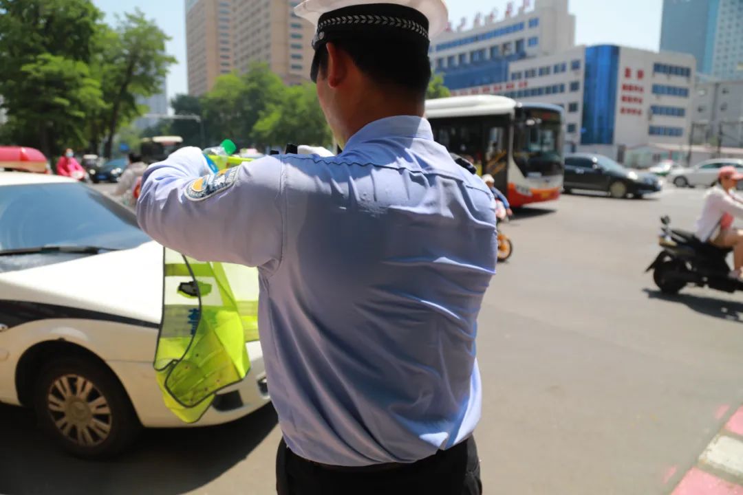 高温下他们仍在坚守训练,高温炙烤他们全副武装轮班坚守