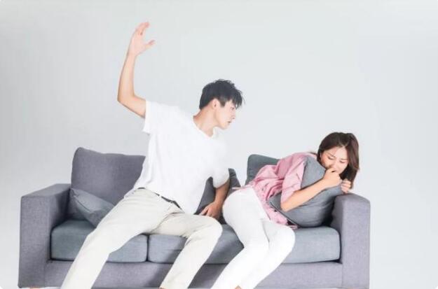 女儿遭到家暴爸爸的做法太解气了,女婿对女儿家暴女方家长如何处理