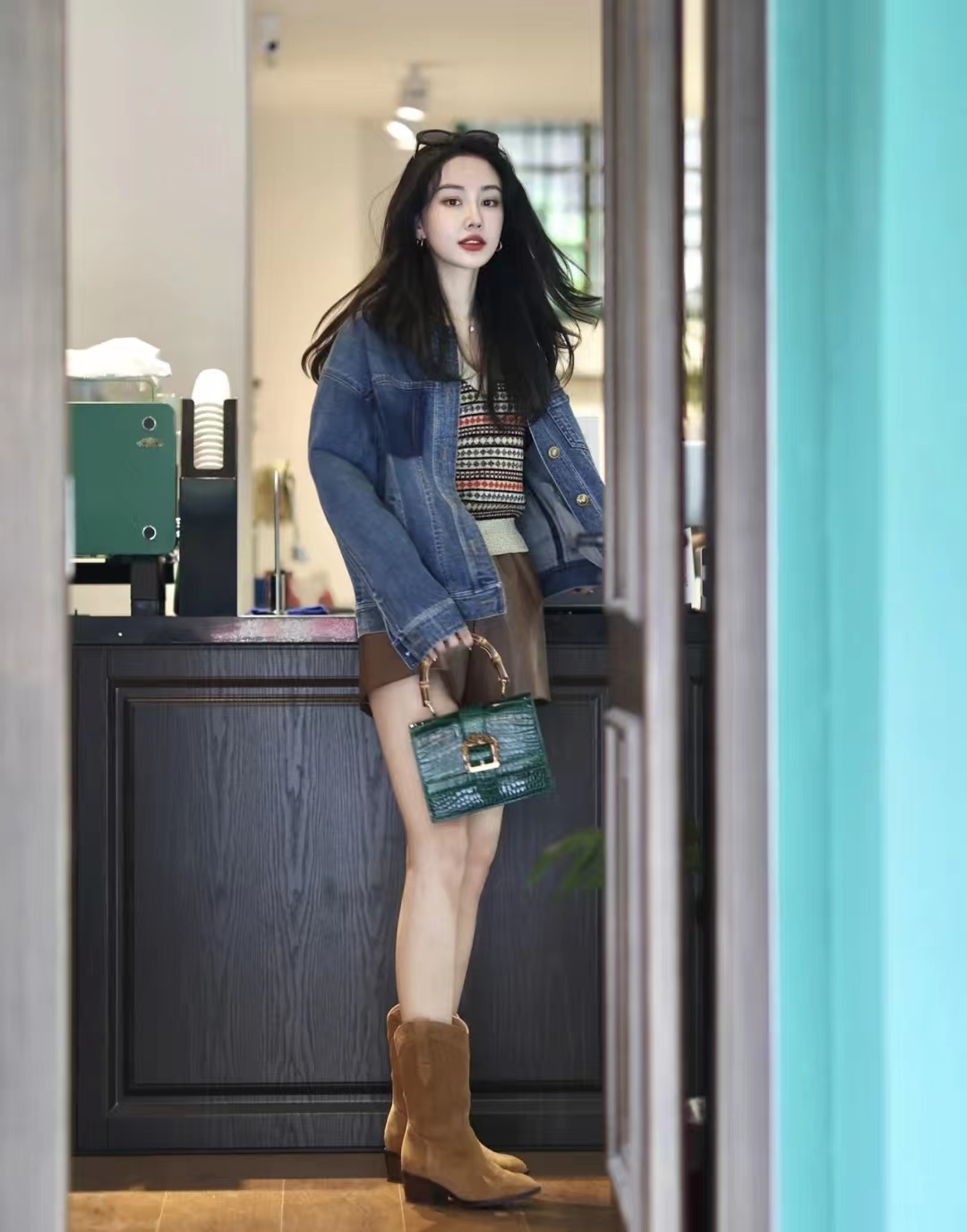 牛仔外套怎么穿搭才好看,牛仔外套的穿搭技巧和方法