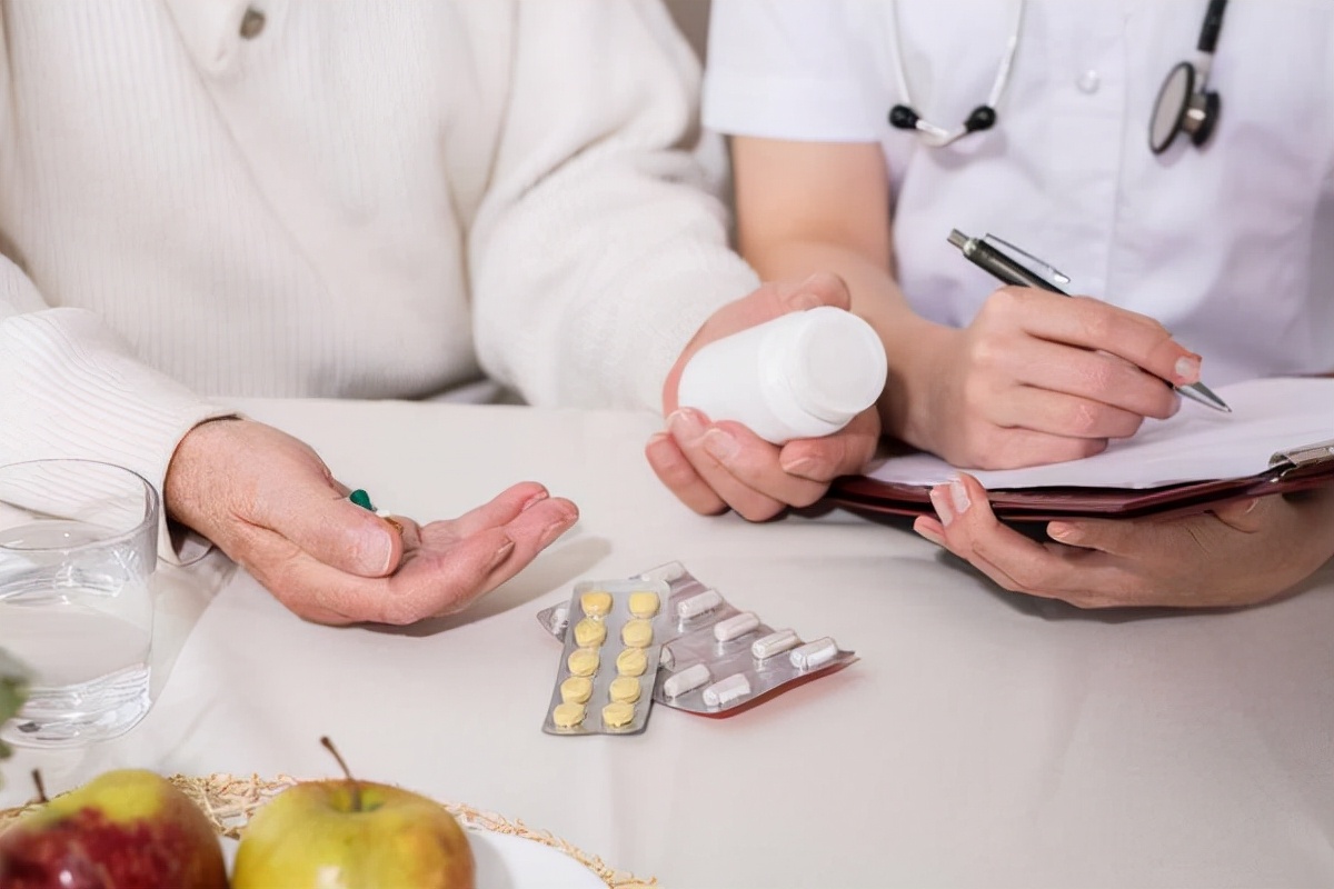 脚扭伤肿胀后要热敷还是冷敷,脚扭伤后应该热敷还是冰敷