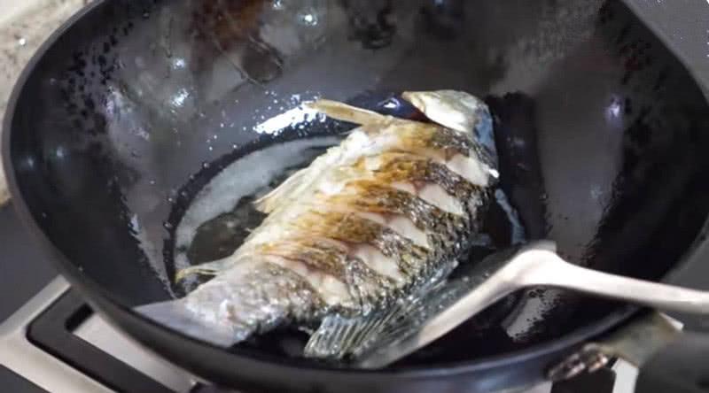 怎样炸带鱼不腥不破皮窍门,烧鱼不腥不破皮有秘诀