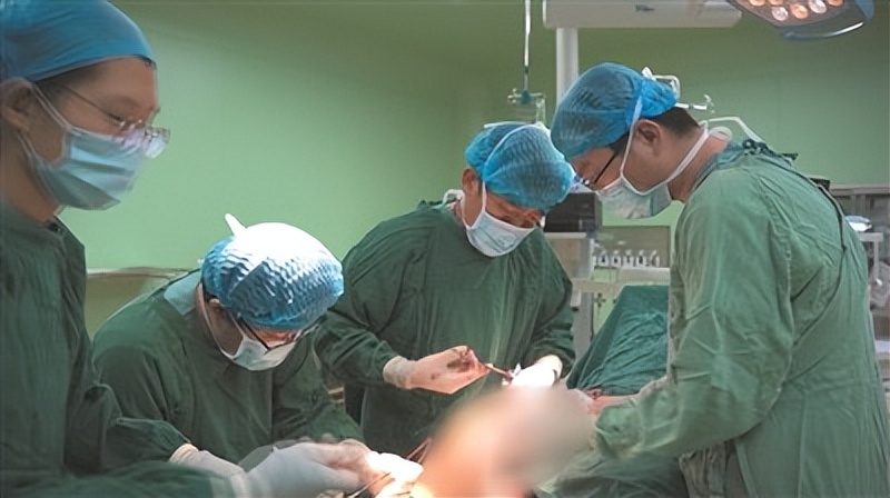 血管上有很多凸起来的节点,血管上面皮肤有小红点