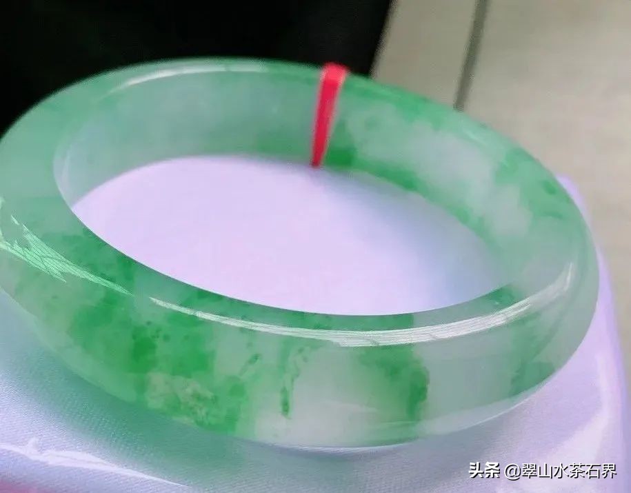 黑乌鸡翡翠手镯等级,翡翠手镯的种水八个等级及价格