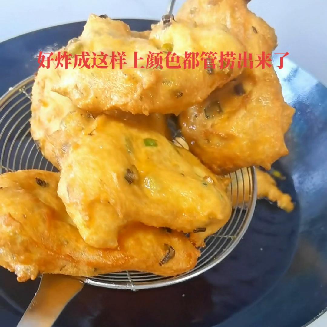 今日美食分享葱油饼和鸡蛋汤,炸葱花面油的正宗做法