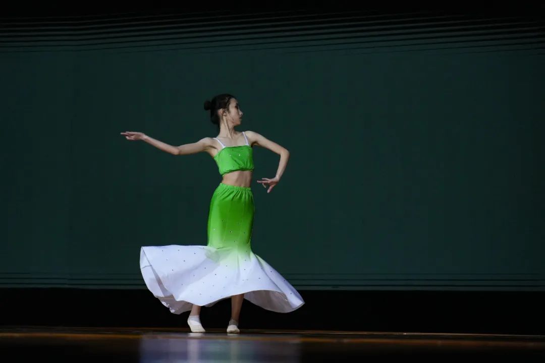 浠婂鑸炲姩,浠婂鑸炶捣鏉ュ箍鍦鸿垶