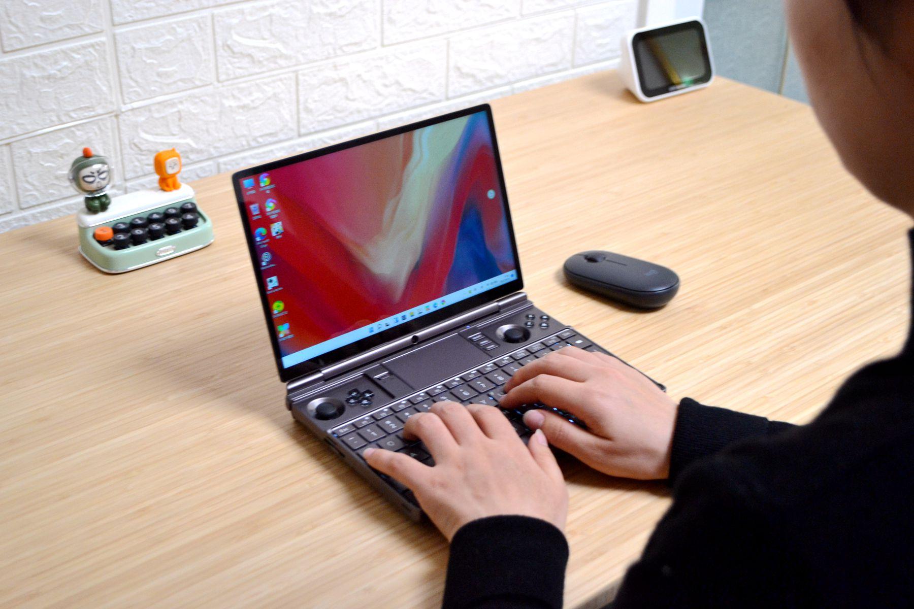 没有独显也能玩3A大作！AMD6800u加持的GPDWINMax2掌机到底有多强