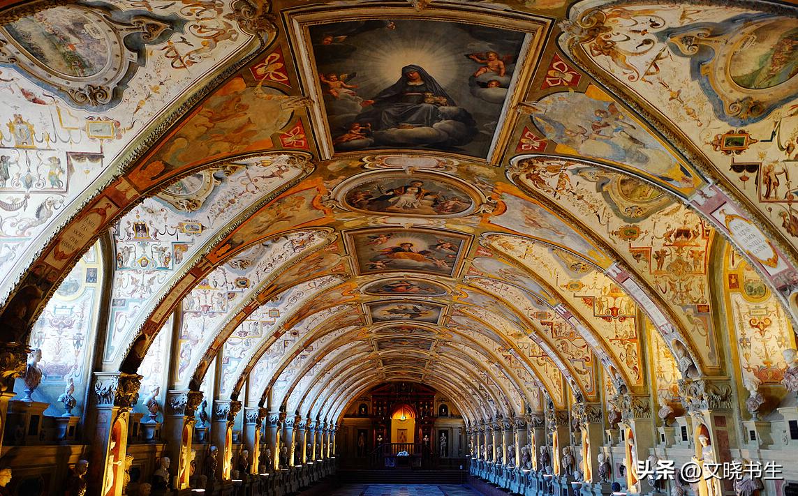 在哥达王朝时期的建筑中,哪些特征体现了该时期独特的空间构成