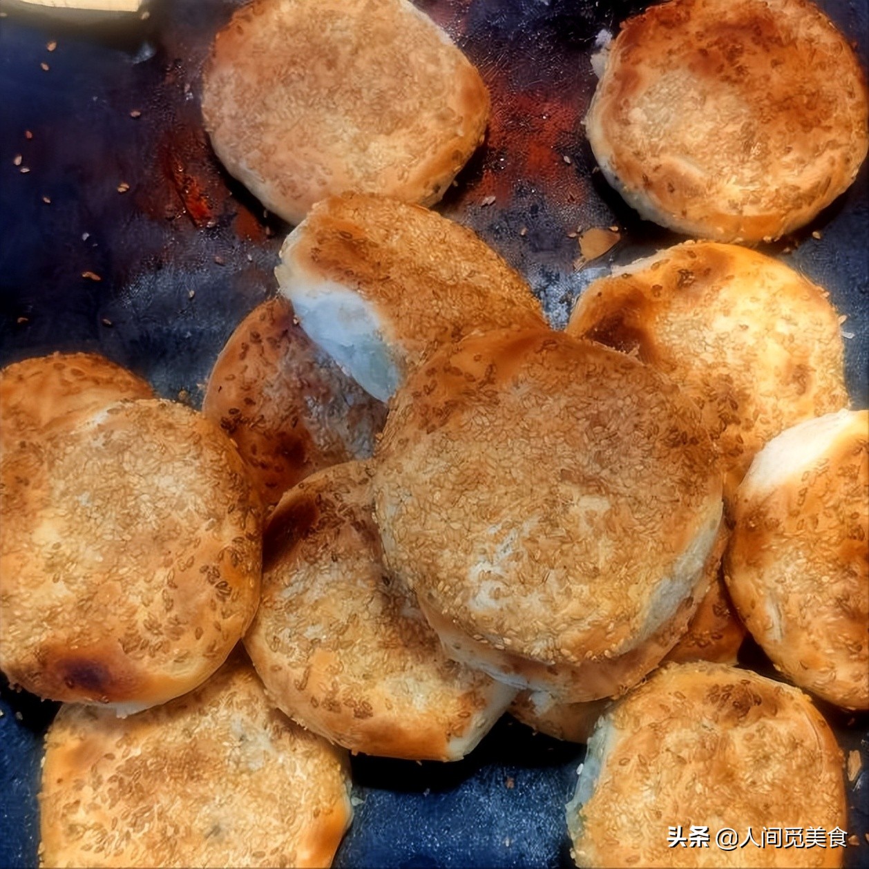 80后小夫妻摆摊卖饼,月入一万元勤劳夫妻摆摊卖饼