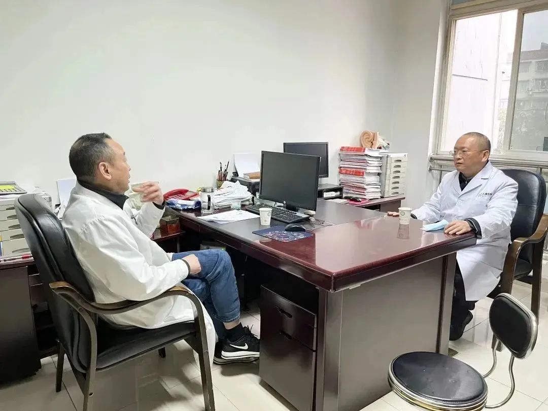 2月8、9日，重医儿院院长李秋率队到宜宾一医院开展免费诊疗活动