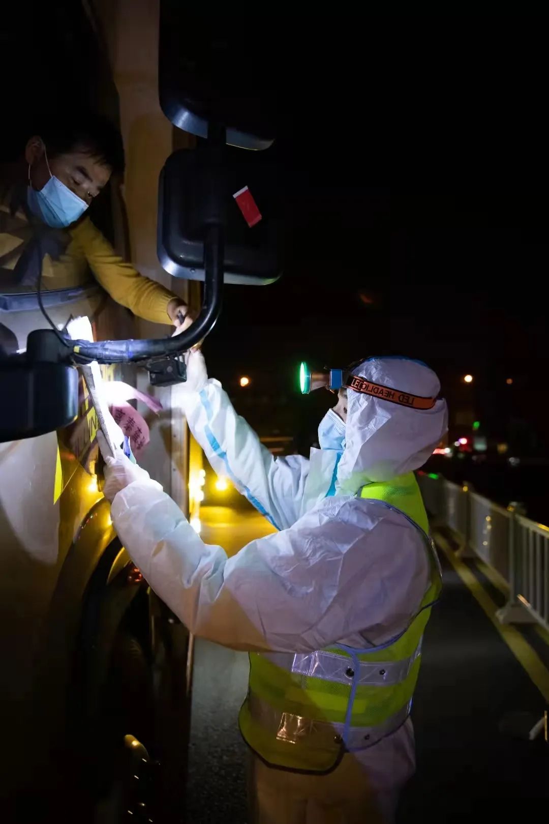 【抗疫一线】江苏公安:同心抗疫待春回镜头定格“疫”瞬间