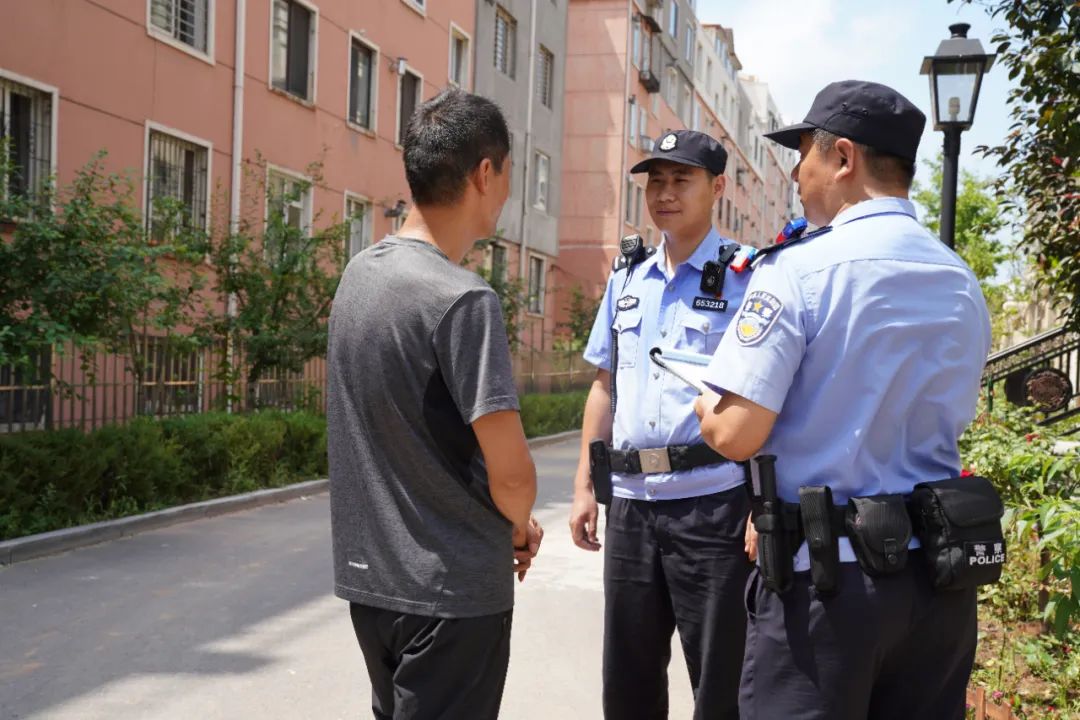 高温下他们仍在坚守训练,高温炙烤他们全副武装轮班坚守