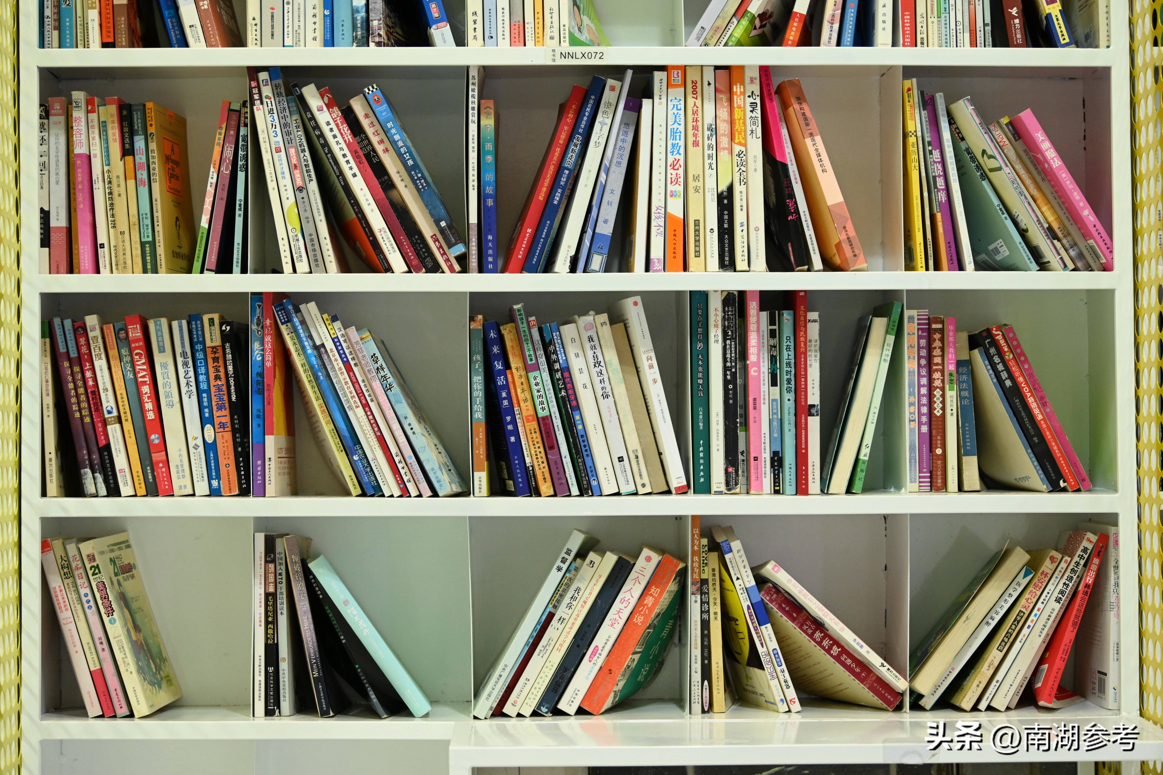 南宁24小时营业的书店,南宁地铁站现百米彩虹书店