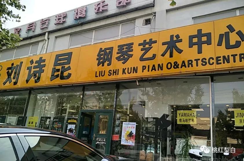 有钱人的名利场：甘比为什么要巴结82岁的他？