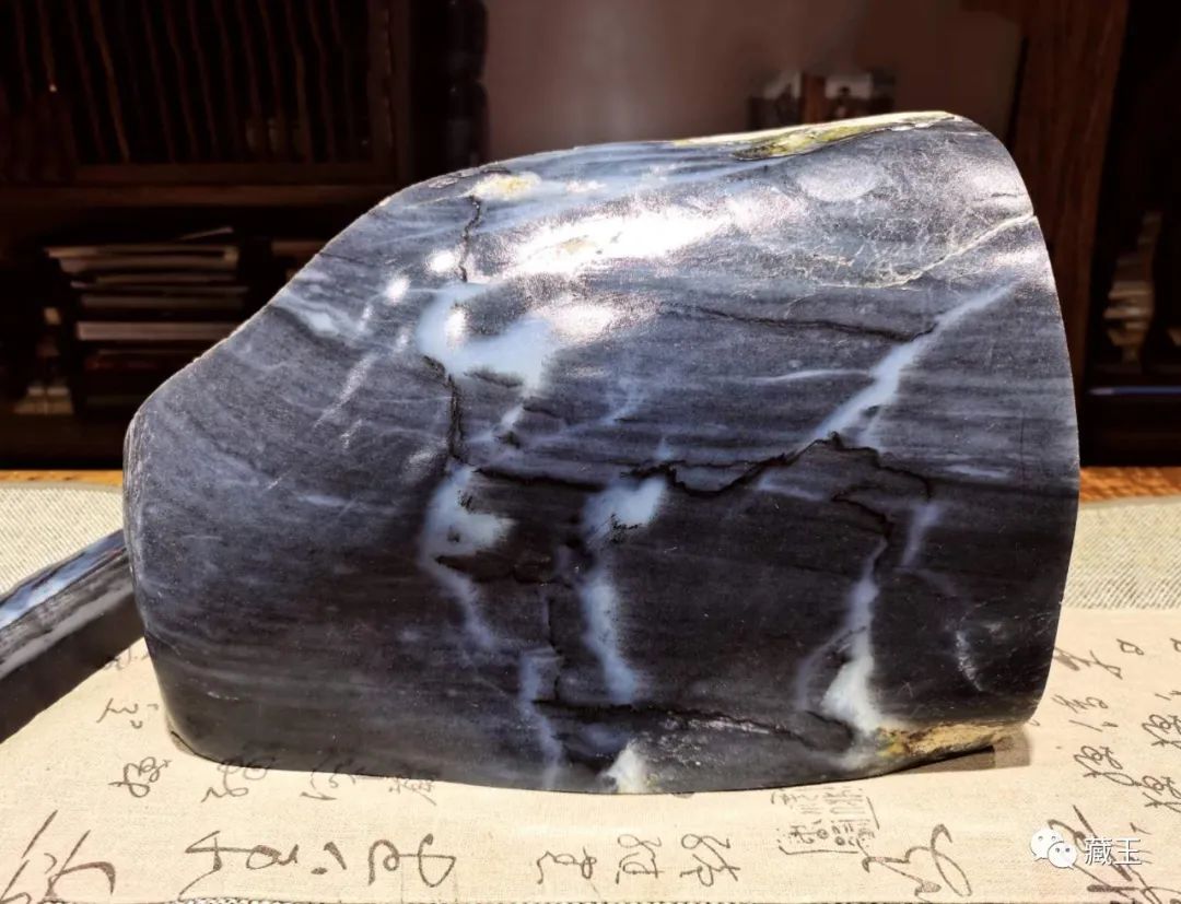 最贵的玉摊位,几百块钱的青花籽料