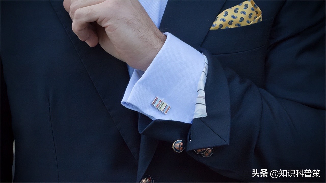 西服袖口为什么有四个扣子,为何西装袖口的纽扣不一样多