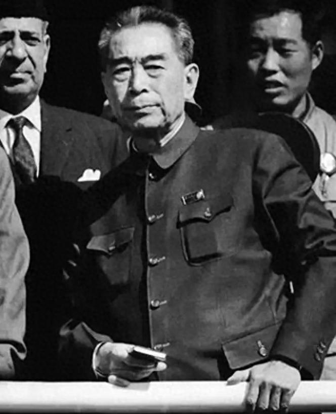 周总理逝世3小时后遗体被解剖，医生泪如雨下：总理该有多痛啊！