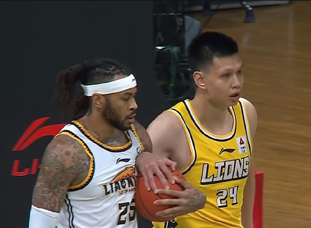 裁判对辽宁男篮的误判,裁判误判后暴怒视频