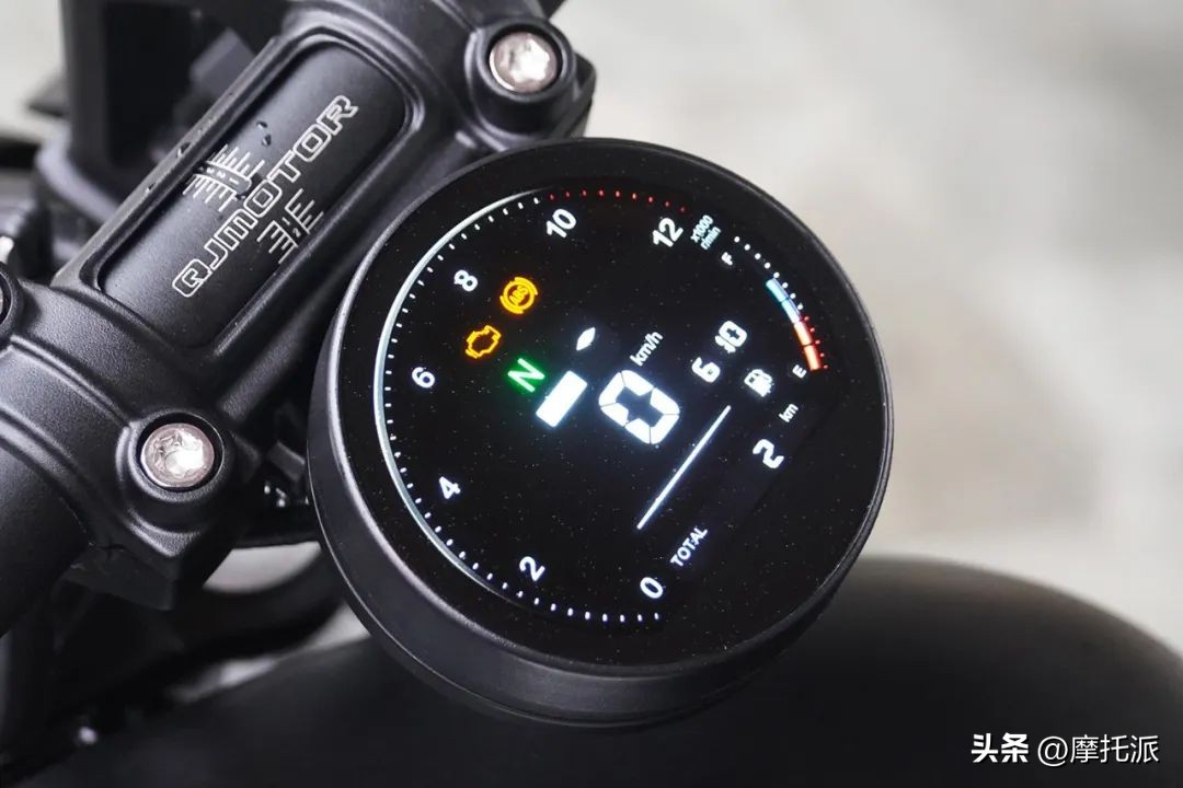 广州qjmotor赛350实车评测,qjmotor350圆灯版骑行感受