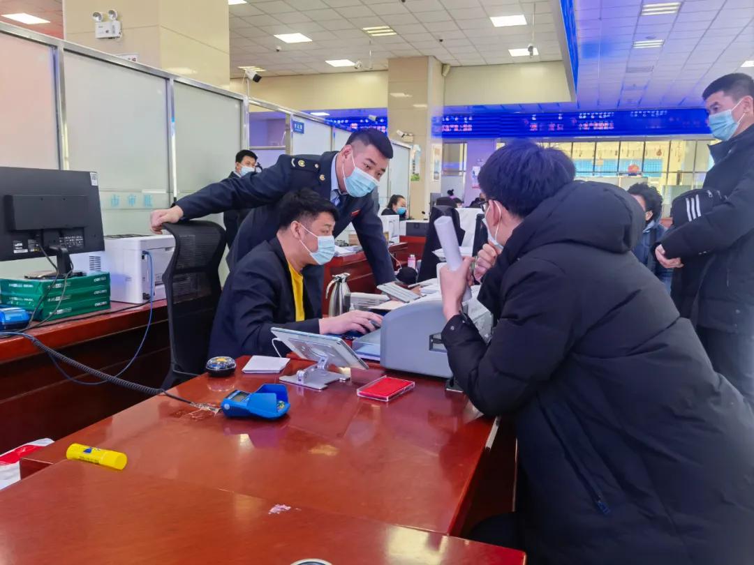 记者暗访我市多家窗口单位 (记者暗访多单位节后上班)