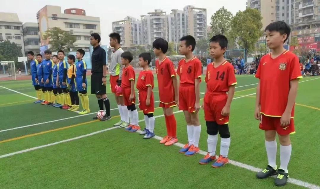 自创足球项目！影响更多孩子爱上足球！看看这位体育老师有多牛？