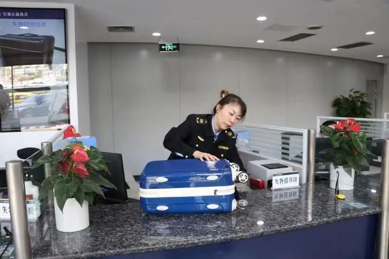 坐出租车手机掉了怎么办,坐出租车落东西了怎么找回来