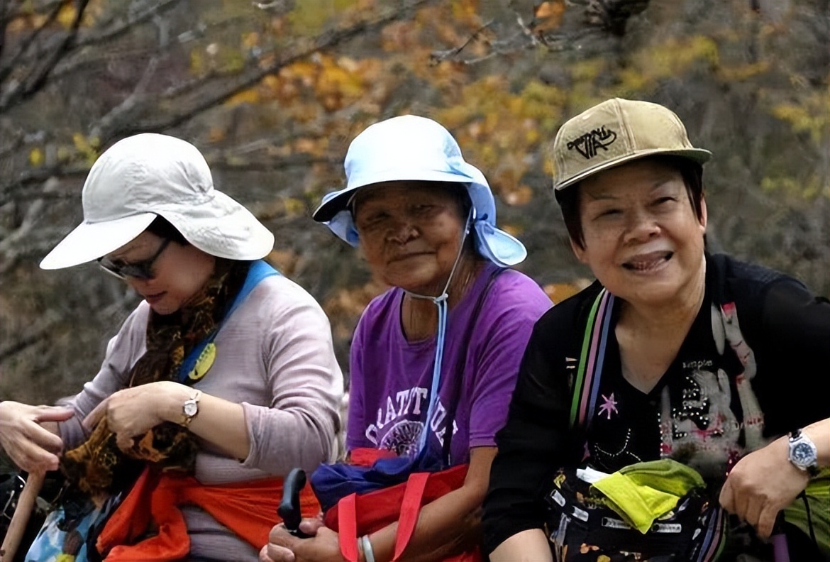 老年低价旅游团在船上的吃住,老年旅游团包吃包住