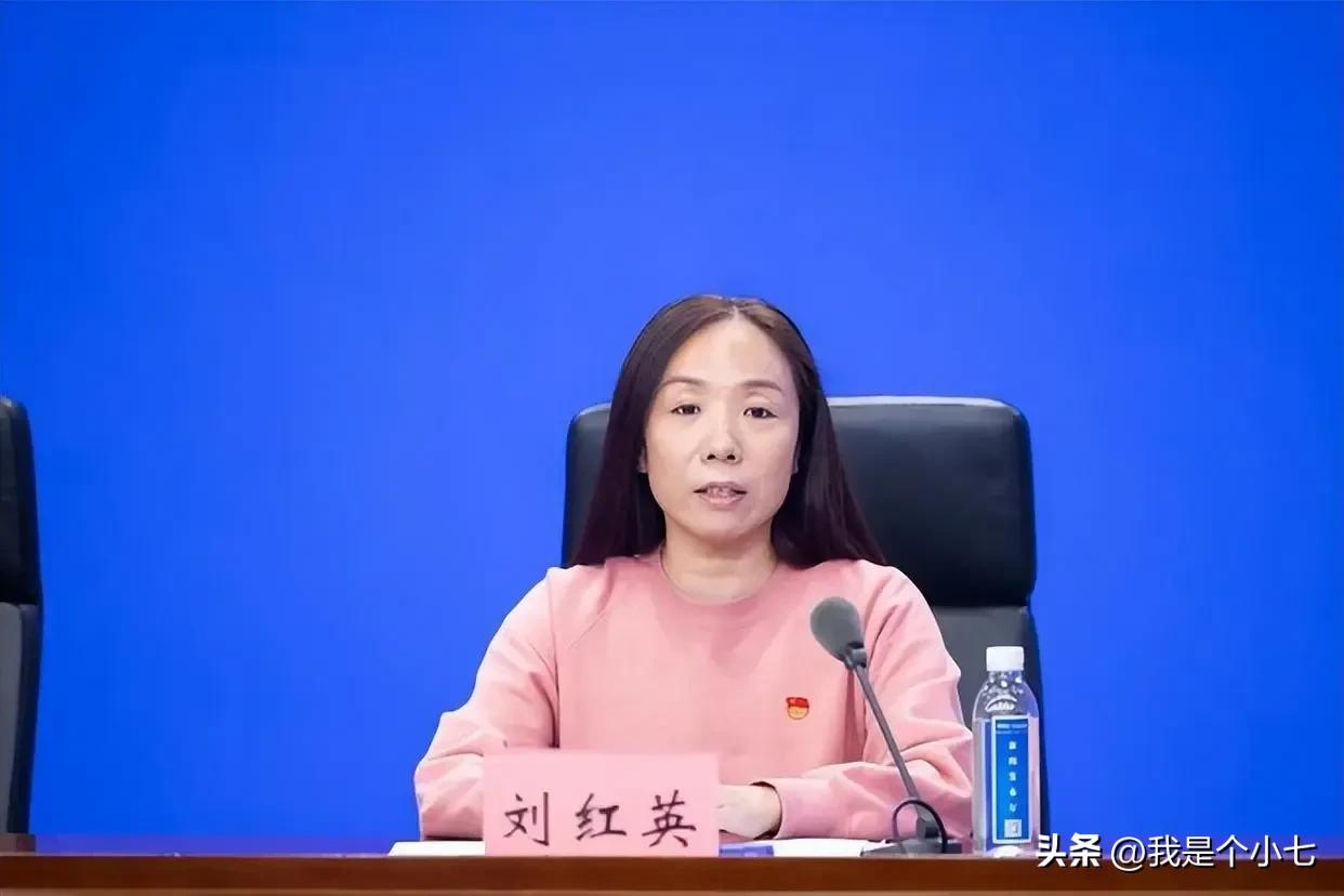 成人礼争议后郑州社区女书记刘红英当众喊冤，恰恰证明了大家的对