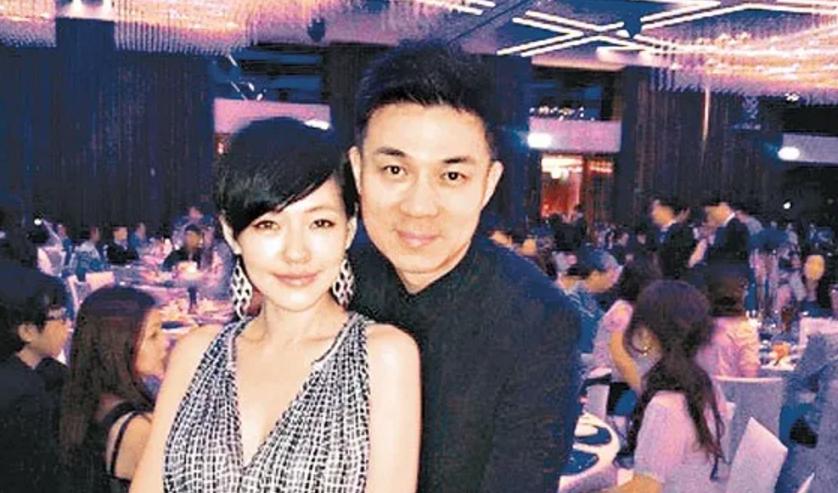 讲颜色笑话、坐政客大腿，一家“4位奇女子”，大小S背后的成名史