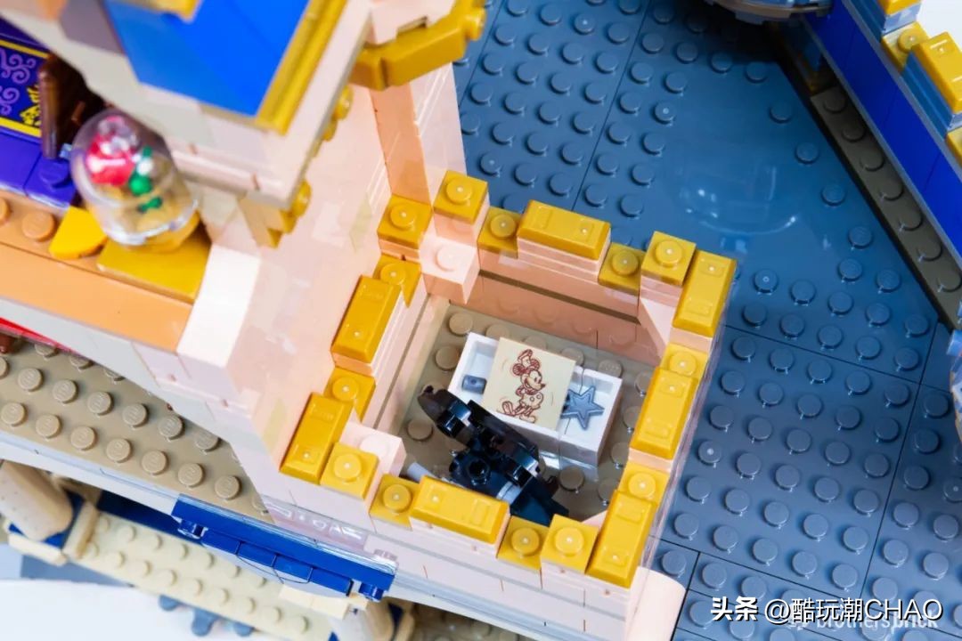 和迪士尼城堡一样高的乐高,和迪士尼乐园相似的城堡