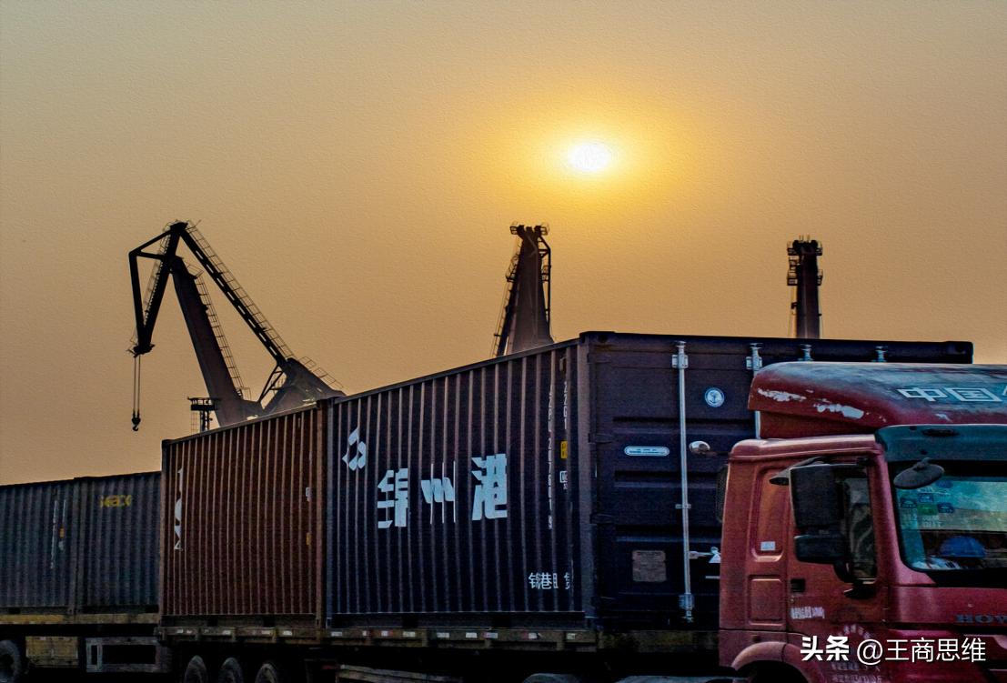 空集装箱大量堆积码头,空货柜堆积如山