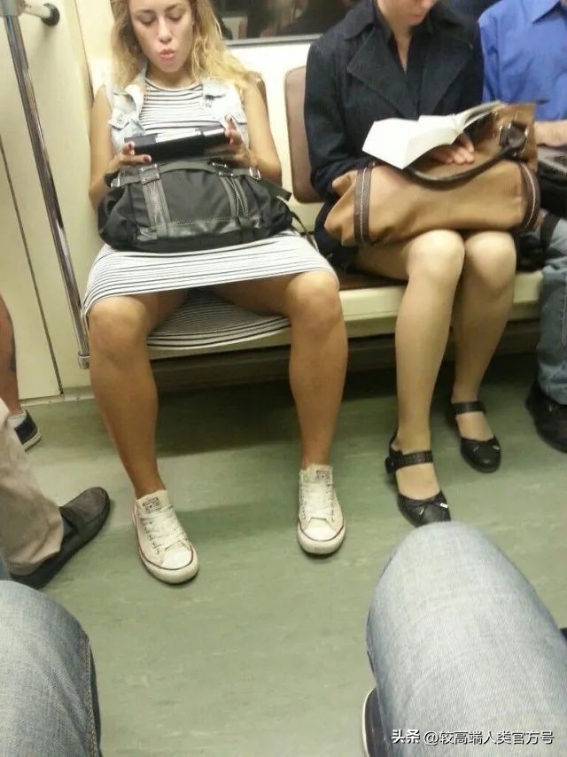 为什么国外女生要在地铁上岔开腿坐？