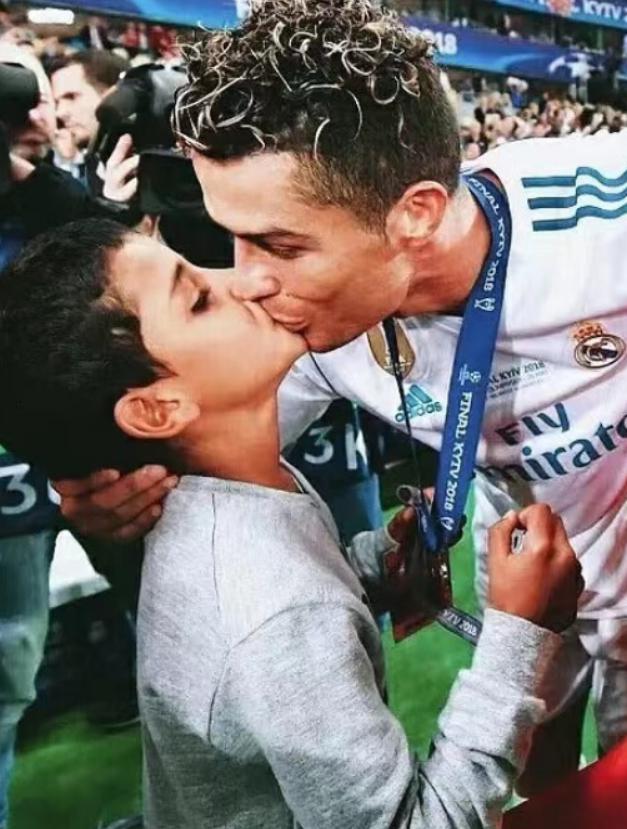 c罗的大儿子足球天赋,c罗女友乔治娜抵达卡塔尔