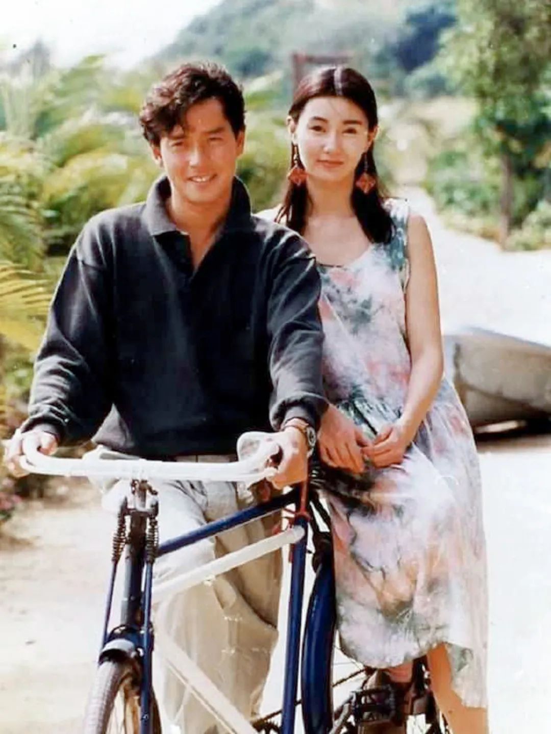 张国荣80年代天王巨星现场,80年代香港的天王巨星和天后