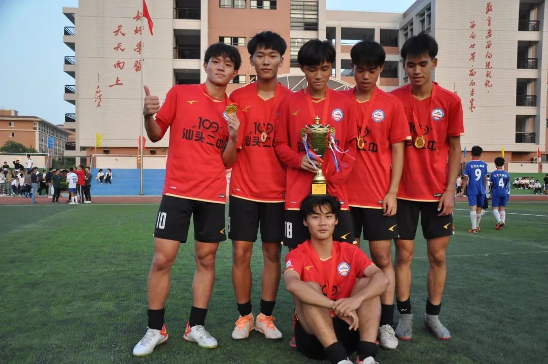 校园足球|汕头市第二中学黄鑫跃、郑铠敏：只有团队的赢才是赢
