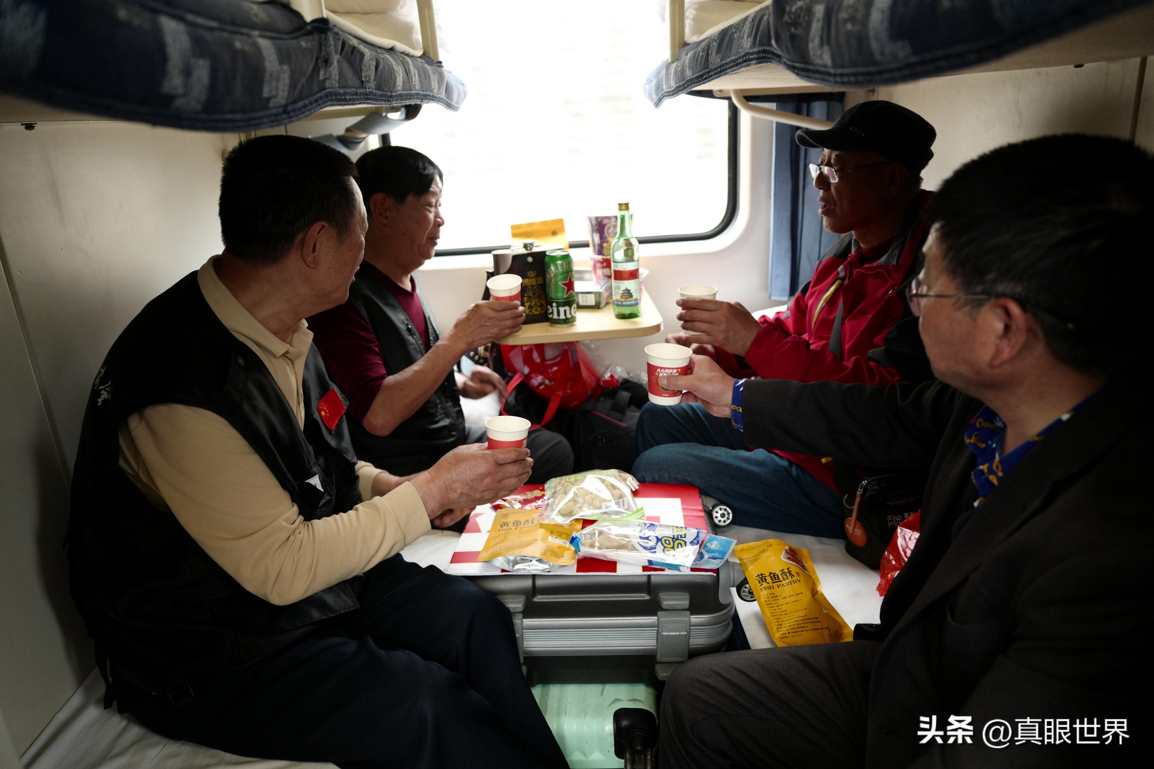 乘火车是买车上的套餐(盒饭)还是自带方便面?