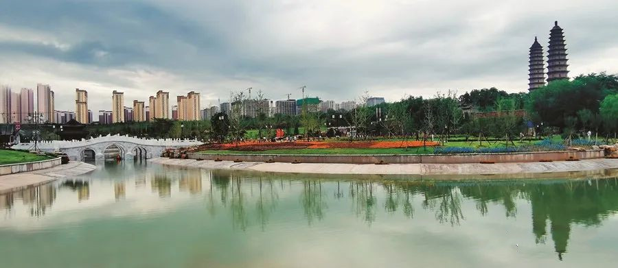 凌霄双塔风景图,龙城双塔凌霄