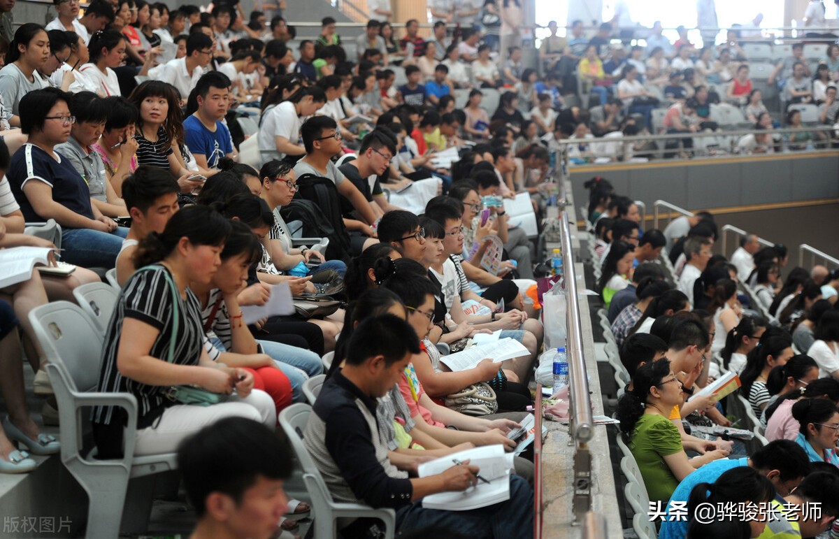 进国家电网好不好，两同学不同选择高下立现，如何选报电力大学？