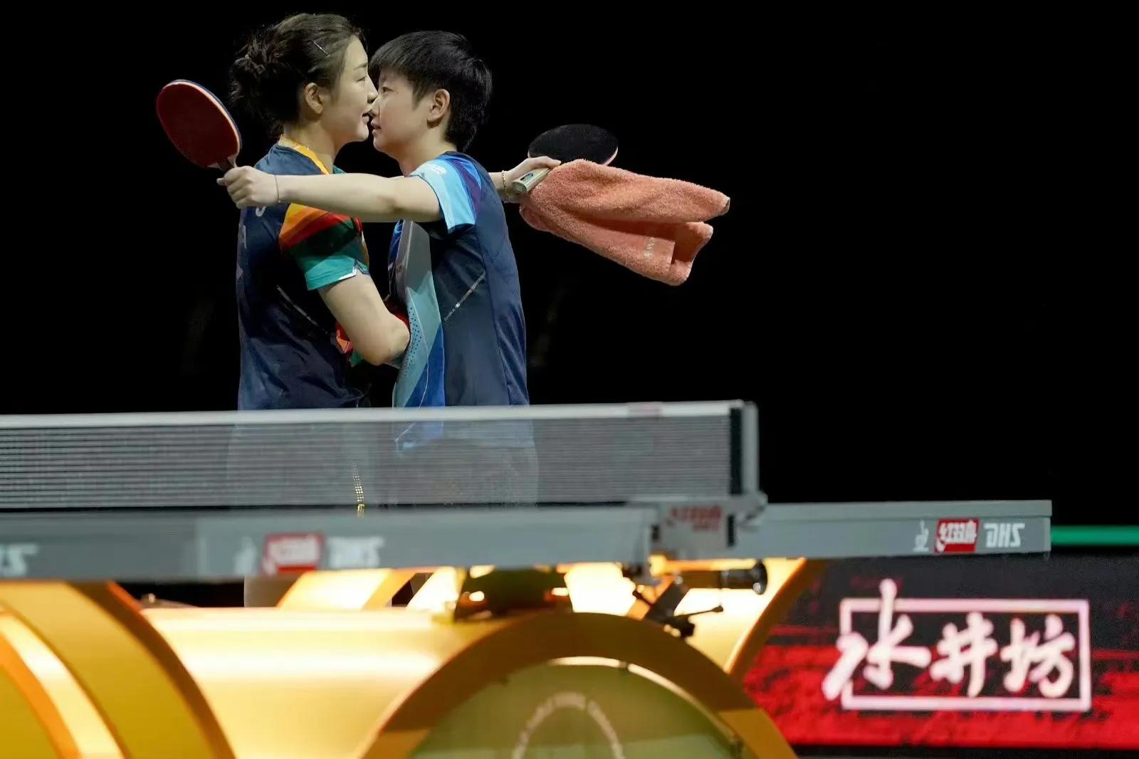 恭喜孙颖莎成功捧起冠军奖杯视频,孙颖莎登顶女单世界第一新闻